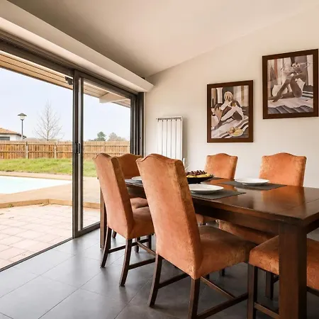 Penzion Luxurious With Pool And Garden In 3*