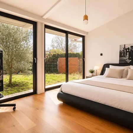 Penzion Luxurious With Pool And Garden In 3*
