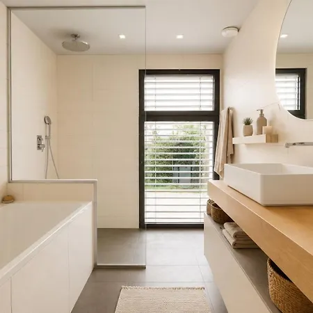 Luxurious With Pool And Garden In 3*